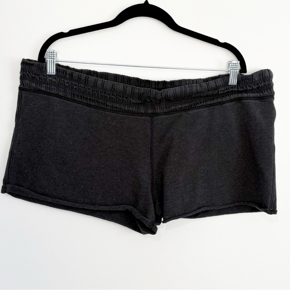 lululemon athletica Pants - LULULEMON Blissed Out Shorts Heathered Black Size 18